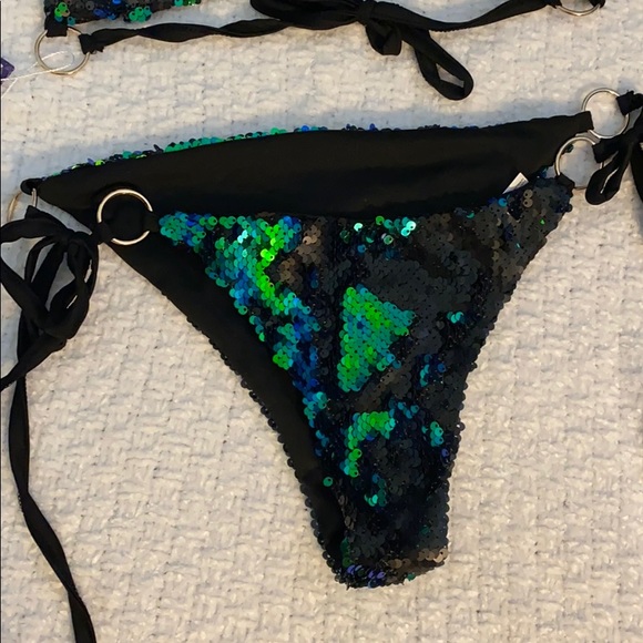 Bikini - Picture 2 of 3